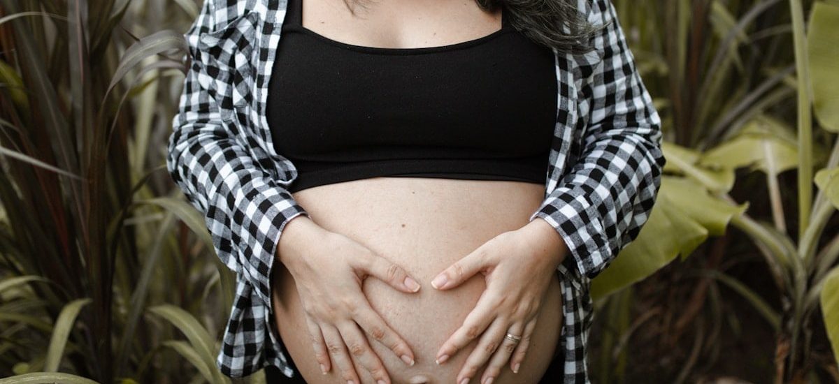 pregnant woman making heart with hands, focusing on belly
-
mulher gravida fazendo coração com as mãos, com foco na barriga