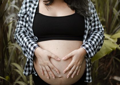 pregnant woman making heart with hands, focusing on belly
-
mulher gravida fazendo coração com as mãos, com foco na barriga